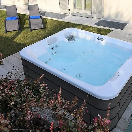 Feriehus Fiordaliso Bellagio Wild Flowers - Hot Tub