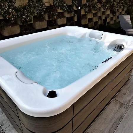 Fiordaliso Bellagio Wild Flowers - Hot Tub *